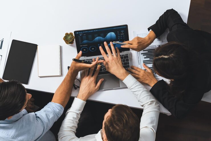 Team de analistas trabajando con datos financieros en laptop · Sales Automation and CRM B2B · Compartamos Redes